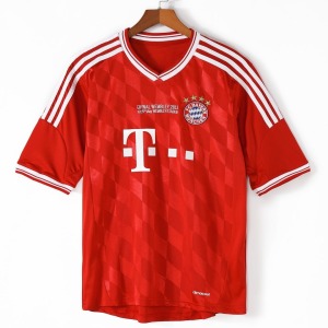 379e2b11f104f1b13a2ed92a7c8e7af0.jpg Bayern München Hemmatröja 2013-2014 Retro