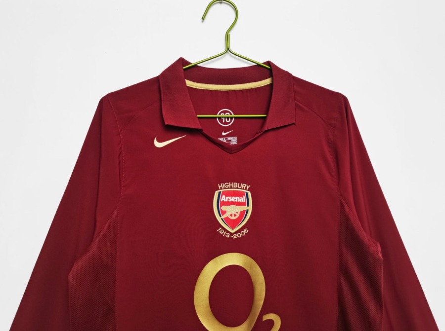 3DE581A7-9A5A-43E3-9E06-DC3EBE86C8C3.jpg Arsenal 2005/06 Hemmatröja Långa Ärmar