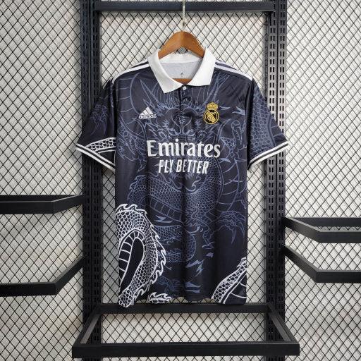 606b9b62170a9721e8f54ee2a26432b2f_540x_a558eb1d-3bce-4ba3-8691-e75d516b5d9b.jpg Real Madrid 2023-2024 Specialutgåva Drake