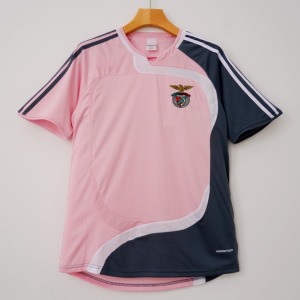 83c799e06f648ff148416cbc322a7b23.jpg Fotbollströja Benfica 2007-2008 Rosa Retro