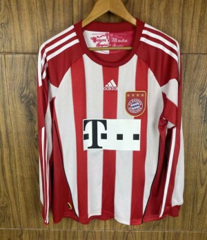 8F5F553E-CF91-42F6-8CEF-93F497939018.jpg Fotbollströja FC Bayern München Hemmatröja 2010/11 Långa Ärmar