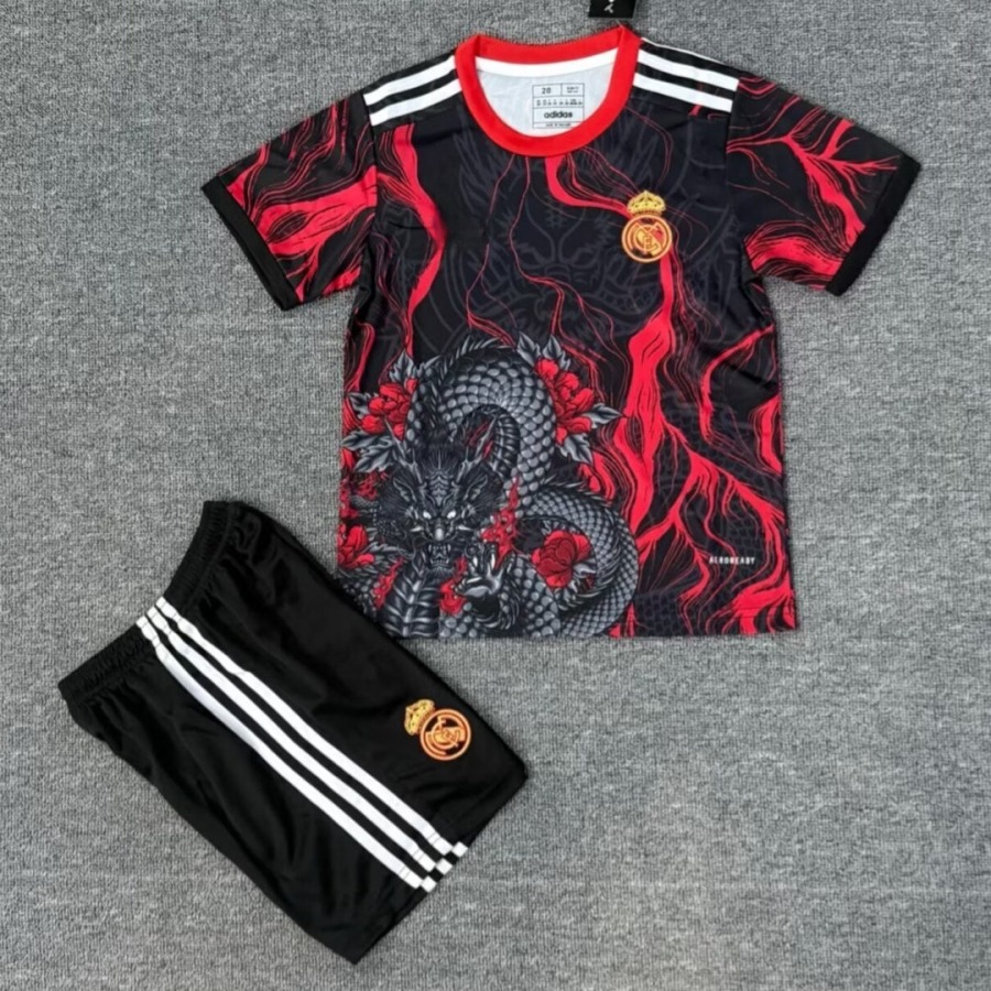 9c13107fcd0f0232de75aa2b10aed518.jpg Fotbollströja Real Madrid 25/26 Barn Röd Special