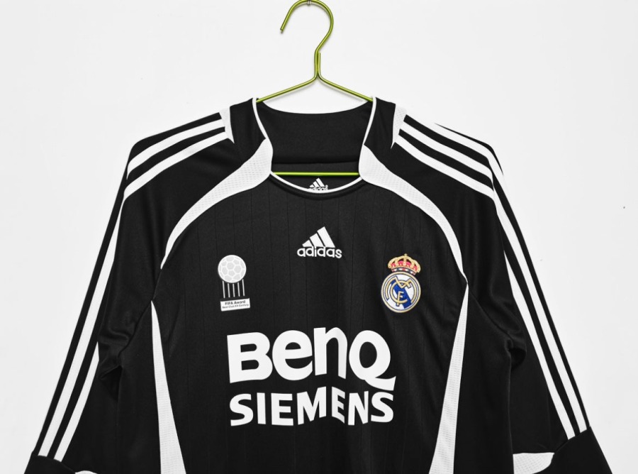A53BD2CE-D137-4132-9713-DA11CC4FAEB8.jpg Fotbollströja Real Madrid borta långa ärmar 2006/07