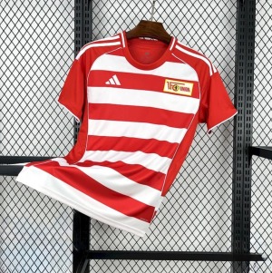 E3D570A3-F933-40E2-A245-7D29F36EBE88.jpg Fotbollströja FC Union Berlin Hemma 2025/26
