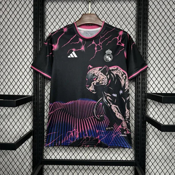 Image_189_610x_crop_center_150486cb-78fe-4f81-9beb-058f63c08ad9.jpg Real Madrid Svart Rosa Panther Fotbollströja 2024/25