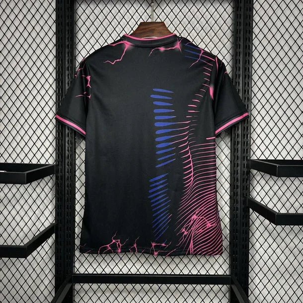 Image_194_610x_crop_center_08968838-9c21-4f64-a007-8dbdafcf22e3.jpg Real Madrid Svart Rosa Panther Fotbollströja 2024/25