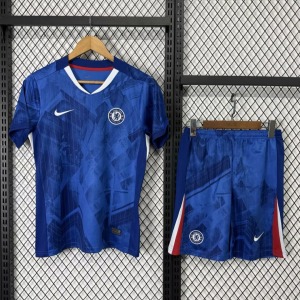d3feebc80e85c50f6847fb6ecfb082a7.jpg Chelsea Hemmatröja 2025/26 Vuxen