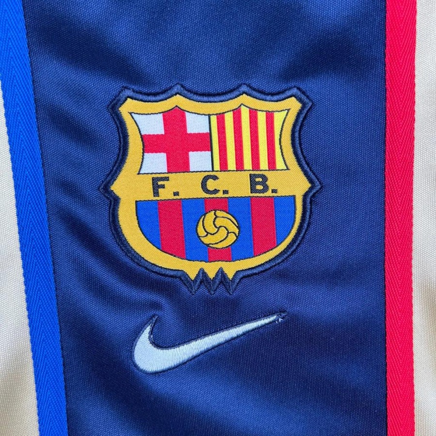 e061bfa6a66a416c664e06b38cc8a5da.jpg FC Barcelona Retro 2002 Fotbollströja
