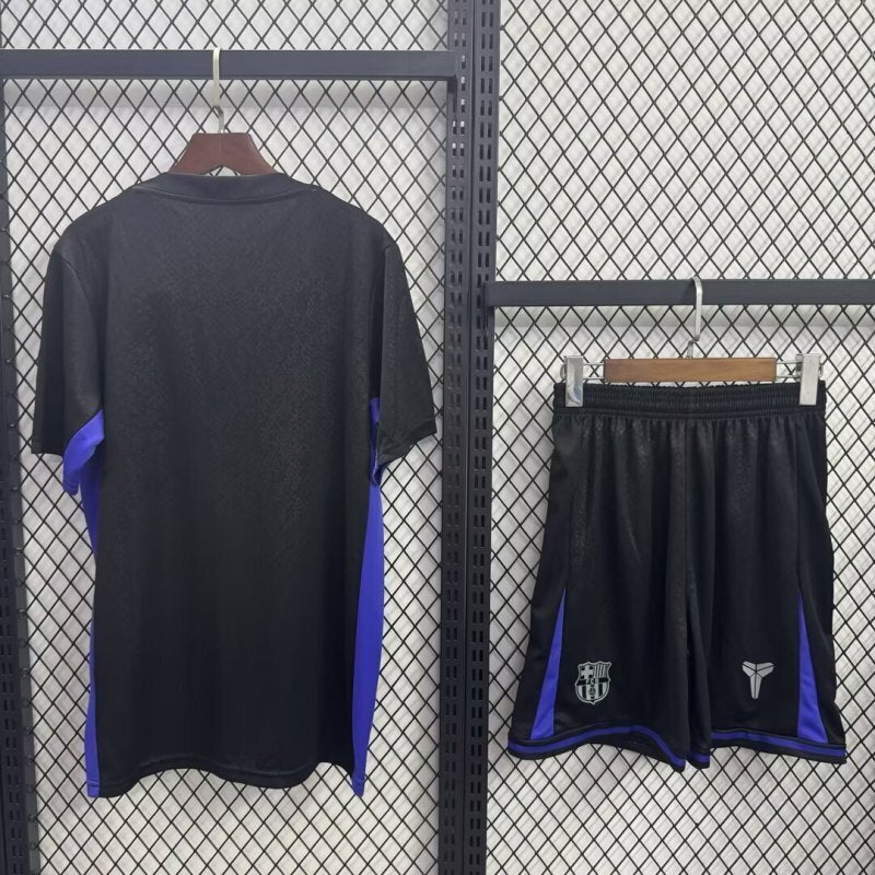 f2280e250173d4c43ee9b9eddeb33b80.jpg Maillot Barcelone 25/26 Black Special Enfant