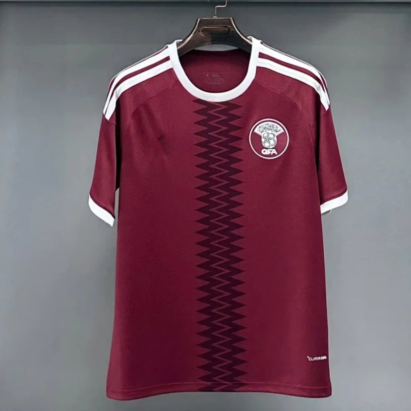f3edaf1bfa5f16a73ba6055f860e1ece.jpg Fotbollströja Qatar Hemmatröja 2025/26