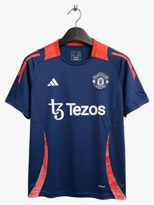 maillot-manchester-united-pre-match-2025-2026 studio v12 Maillot Manchester United Pre-Match 2025-2026